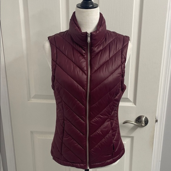 Burgundy Quilted Puffer Vest Zip Front Side Pockets Sz M - Picture 1 of 14